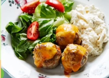 Albóndigas con queso y ensalada de coliflor