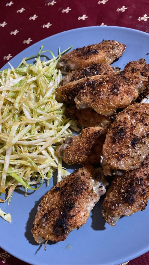 Alitas de pollo al horno con ensalada de col