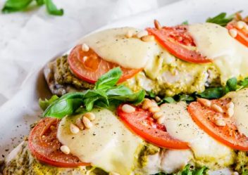 Caprese de merluza al horno