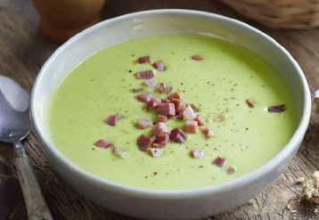 Crema de calabacín con taquitos de jamón serrano