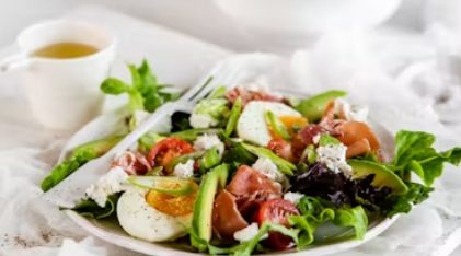 Ensalada mediterránea con jamón serrano