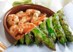 Gambas al ajillo y espárragos trigueros
