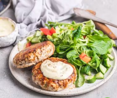 Hamburguesas con ensalada verde
