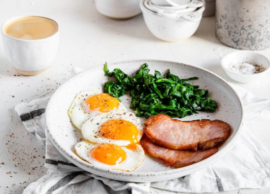Huevos a la plancha con espinacas y lomo