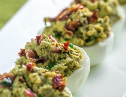 Huevos con aguacate y panceta