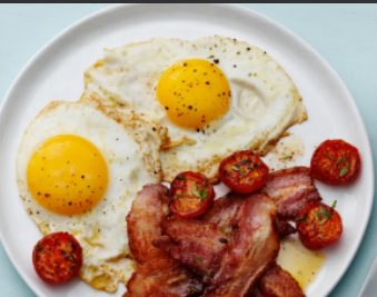 Huevos con bacon y tomates cherry