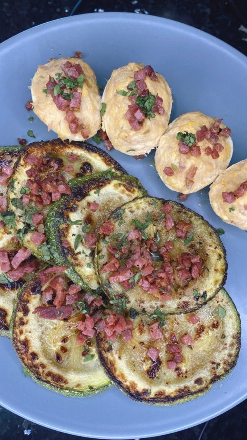 Huevos rellenos y calabacín con jamón serrano