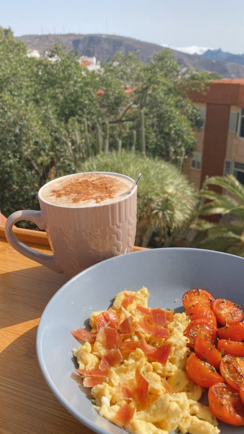 Huevos revueltos con bacon y cherritos