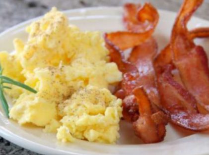 Huevos revueltos con bacon