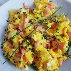 Huevos revueltos con salmón ahumado