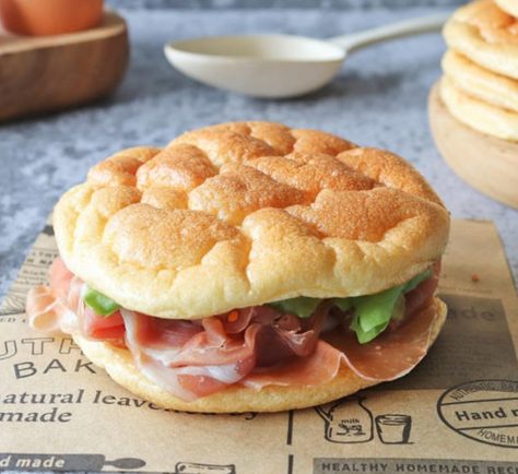 Pan de nube con jamón serrano