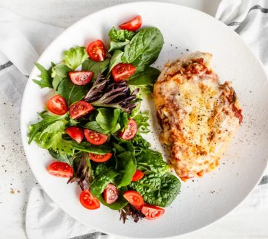 Pechuga a la plancha con ensalada caprese