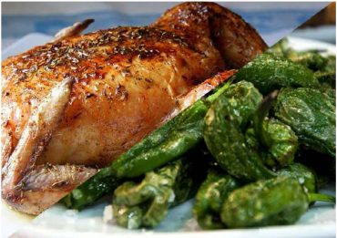 Pollo al horno con pimientos verdes