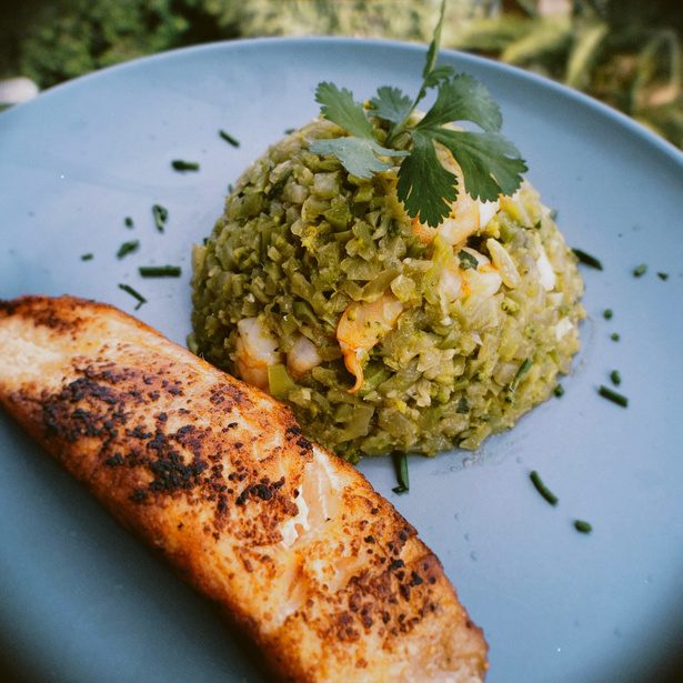 Salmón a la plancha con arroz de brócoli con gambas