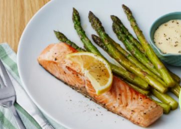 Salmón a la plancha con espárragos trigueros