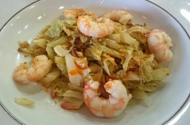 Salteado de gambas y col