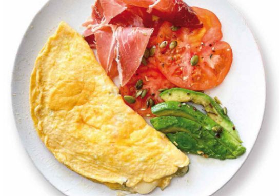 Tortilla con jamón serrano y tomate aliñado