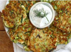 Tortitas de calabacín con salsa de yogurt