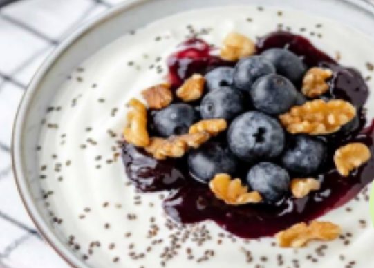 Yogurt desnatado con frutos rojos y semillas