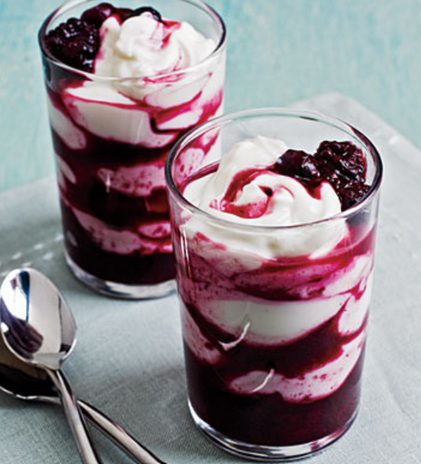 Yogurt griego con salsa de arándanos